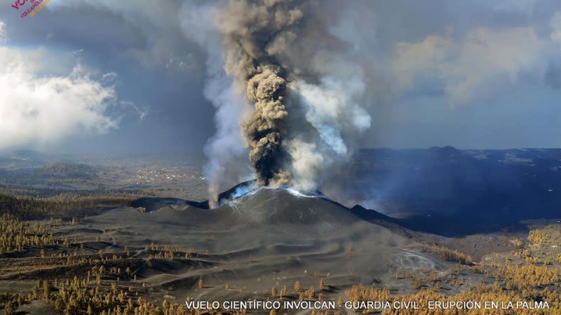 turistas visitan la palma ver erupción volcánica islas canarias